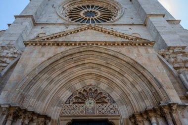 Fossanova Manastırı, Priverno belediyesinde yer almaktadır. Görkemli zarafeti ve sağlam yapısıyla Manastır, Kilisesi mimarisinin gerçek bir mücevherini temsil ediyor..