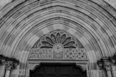 Fossanova Manastırı, Priverno belediyesinde yer almaktadır. Görkemli zarafeti ve sağlam yapısıyla Manastır, Kilisesi mimarisinin gerçek bir mücevherini temsil ediyor..