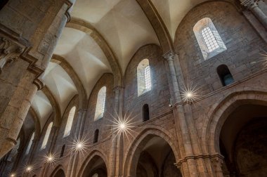 Fossanova Manastırı, Priverno belediyesinde yer almaktadır. Görkemli zarafeti ve sağlam yapısıyla Manastır, Kilisesi mimarisinin gerçek bir mücevherini temsil ediyor..