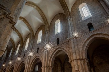 Fossanova Manastırı, Priverno belediyesinde yer almaktadır. Görkemli zarafeti ve sağlam yapısıyla Manastır, Kilisesi mimarisinin gerçek bir mücevherini temsil ediyor..