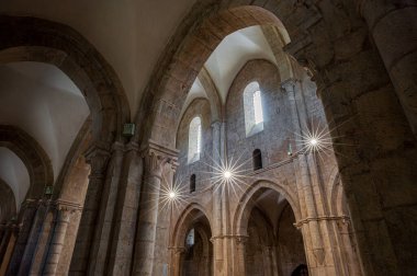 Fossanova Manastırı, Priverno belediyesinde yer almaktadır. Görkemli zarafeti ve sağlam yapısıyla Manastır, Kilisesi mimarisinin gerçek bir mücevherini temsil ediyor..