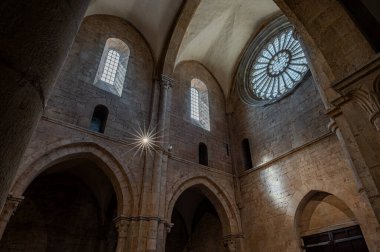 Fossanova Manastırı, Priverno belediyesinde yer almaktadır. Görkemli zarafeti ve sağlam yapısıyla Manastır, Kilisesi mimarisinin gerçek bir mücevherini temsil ediyor..