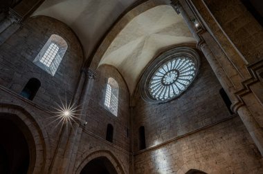 Fossanova Manastırı, Priverno belediyesinde yer almaktadır. Görkemli zarafeti ve sağlam yapısıyla Manastır, Kilisesi mimarisinin gerçek bir mücevherini temsil ediyor..