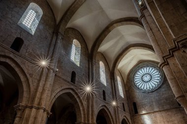 Fossanova Manastırı, Priverno belediyesinde yer almaktadır. Görkemli zarafeti ve sağlam yapısıyla Manastır, Kilisesi mimarisinin gerçek bir mücevherini temsil ediyor..