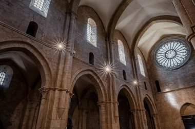 Fossanova Manastırı, Priverno belediyesinde yer almaktadır. Görkemli zarafeti ve sağlam yapısıyla Manastır, Kilisesi mimarisinin gerçek bir mücevherini temsil ediyor..