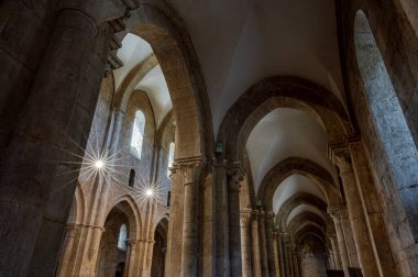 Fossanova Manastırı, Priverno belediyesinde yer almaktadır. Görkemli zarafeti ve sağlam yapısıyla Manastır, Kilisesi mimarisinin gerçek bir mücevherini temsil ediyor..