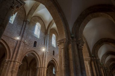 Fossanova Manastırı, Priverno belediyesinde yer almaktadır. Görkemli zarafeti ve sağlam yapısıyla Manastır, Kilisesi mimarisinin gerçek bir mücevherini temsil ediyor..