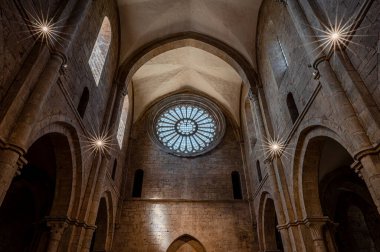 Fossanova Manastırı, Priverno belediyesinde yer almaktadır. Görkemli zarafeti ve sağlam yapısıyla Manastır, Kilisesi mimarisinin gerçek bir mücevherini temsil ediyor..