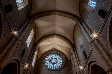 Fossanova Manastırı, Priverno belediyesinde yer almaktadır. Görkemli zarafeti ve sağlam yapısıyla Manastır, Kilisesi mimarisinin gerçek bir mücevherini temsil ediyor..