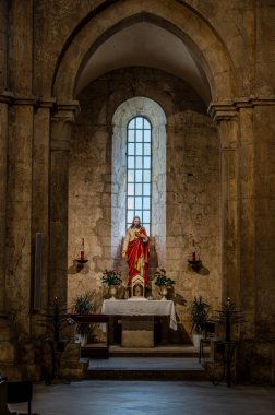 Fossanova Manastırı, Priverno belediyesinde yer almaktadır. Görkemli zarafeti ve sağlam yapısıyla Manastır, Kilisesi mimarisinin gerçek bir mücevherini temsil ediyor..