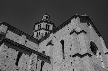 Fossanova Manastırı, Priverno belediyesinde yer almaktadır. Görkemli zarafeti ve sağlam yapısıyla Manastır, Kilisesi mimarisinin gerçek bir mücevherini temsil ediyor..