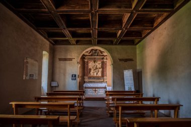 Fossanova Manastırı, Priverno belediyesinde yer almaktadır. Görkemli zarafeti ve sağlam yapısıyla Manastır, Kilisesi mimarisinin gerçek bir mücevherini temsil ediyor..