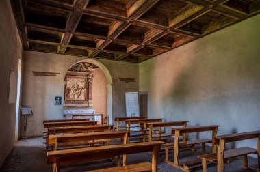 Fossanova Manastırı, Priverno belediyesinde yer almaktadır. Görkemli zarafeti ve sağlam yapısıyla Manastır, Kilisesi mimarisinin gerçek bir mücevherini temsil ediyor..