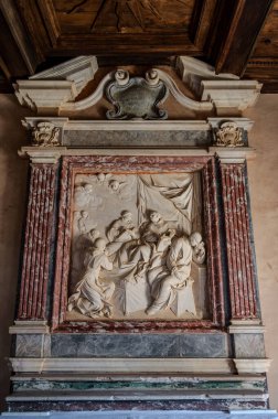 Fossanova Manastırı, Priverno belediyesinde yer almaktadır. Görkemli zarafeti ve sağlam yapısıyla Manastır, Kilisesi mimarisinin gerçek bir mücevherini temsil ediyor..