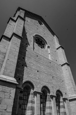 Fossanova Manastırı, Priverno belediyesinde yer almaktadır. Görkemli zarafeti ve sağlam yapısıyla Manastır, Kilisesi mimarisinin gerçek bir mücevherini temsil ediyor..