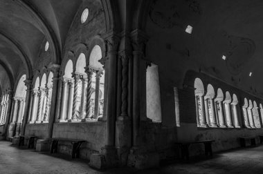 Fossanova Manastırı, Priverno belediyesinde yer almaktadır. Görkemli zarafeti ve sağlam yapısıyla Manastır, Kilisesi mimarisinin gerçek bir mücevherini temsil ediyor..