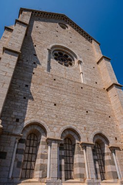 Fossanova Manastırı, Priverno belediyesinde yer almaktadır. Görkemli zarafeti ve sağlam yapısıyla Manastır, Kilisesi mimarisinin gerçek bir mücevherini temsil ediyor..