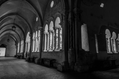 Fossanova Manastırı, Priverno belediyesinde yer almaktadır. Görkemli zarafeti ve sağlam yapısıyla Manastır, Kilisesi mimarisinin gerçek bir mücevherini temsil ediyor..