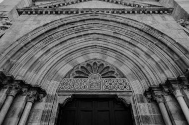 Fossanova Manastırı, Priverno belediyesinde yer almaktadır. Görkemli zarafeti ve sağlam yapısıyla Manastır, Kilisesi mimarisinin gerçek bir mücevherini temsil ediyor..