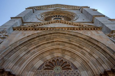 Fossanova Manastırı, Priverno belediyesinde yer almaktadır. Görkemli zarafeti ve sağlam yapısıyla Manastır, Kilisesi mimarisinin gerçek bir mücevherini temsil ediyor..
