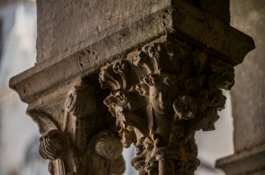 Fossanova Manastırı, Priverno belediyesinde yer almaktadır. Görkemli zarafeti ve sağlam yapısıyla Manastır, Kilisesi mimarisinin gerçek bir mücevherini temsil ediyor..