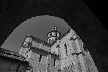 Fossanova Manastırı, Priverno belediyesinde yer almaktadır. Görkemli zarafeti ve sağlam yapısıyla Manastır, Kilisesi mimarisinin gerçek bir mücevherini temsil ediyor..