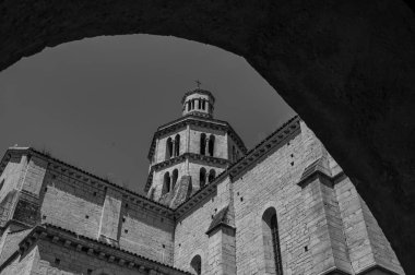 Fossanova Manastırı, Priverno belediyesinde yer almaktadır. Görkemli zarafeti ve sağlam yapısıyla Manastır, Kilisesi mimarisinin gerçek bir mücevherini temsil ediyor..