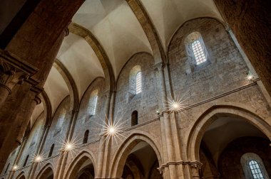 Fossanova Manastırı, Priverno belediyesinde yer almaktadır. Görkemli zarafeti ve sağlam yapısıyla Manastır, Kilisesi mimarisinin gerçek bir mücevherini temsil ediyor..