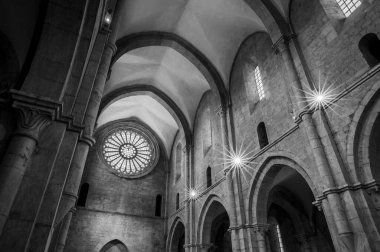 Fossanova Manastırı, Priverno belediyesinde yer almaktadır. Görkemli zarafeti ve sağlam yapısıyla Manastır, Kilisesi mimarisinin gerçek bir mücevherini temsil ediyor..