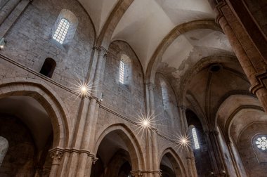 Fossanova Manastırı, Priverno belediyesinde yer almaktadır. Görkemli zarafeti ve sağlam yapısıyla Manastır, Kilisesi mimarisinin gerçek bir mücevherini temsil ediyor..