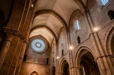Fossanova Manastırı, Priverno belediyesinde yer almaktadır. Görkemli zarafeti ve sağlam yapısıyla Manastır, Kilisesi mimarisinin gerçek bir mücevherini temsil ediyor..