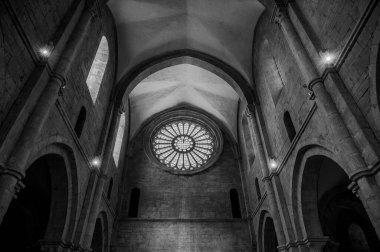 Fossanova Manastırı, Priverno belediyesinde yer almaktadır. Görkemli zarafeti ve sağlam yapısıyla Manastır, Kilisesi mimarisinin gerçek bir mücevherini temsil ediyor..