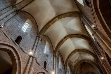 Fossanova Manastırı, Priverno belediyesinde yer almaktadır. Görkemli zarafeti ve sağlam yapısıyla Manastır, Kilisesi mimarisinin gerçek bir mücevherini temsil ediyor..