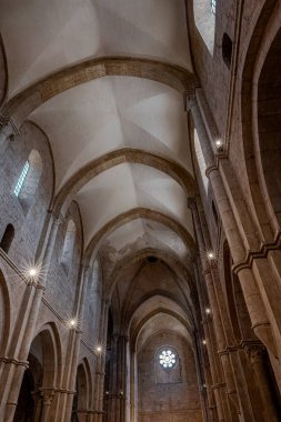 Fossanova Manastırı, Priverno belediyesinde yer almaktadır. Görkemli zarafeti ve sağlam yapısıyla Manastır, Kilisesi mimarisinin gerçek bir mücevherini temsil ediyor..