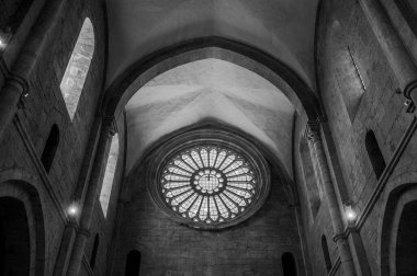 Fossanova Manastırı, Priverno belediyesinde yer almaktadır. Görkemli zarafeti ve sağlam yapısıyla Manastır, Kilisesi mimarisinin gerçek bir mücevherini temsil ediyor..