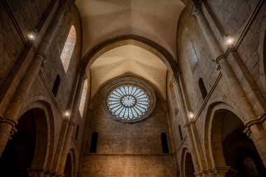 Fossanova Manastırı, Priverno belediyesinde yer almaktadır. Görkemli zarafeti ve sağlam yapısıyla Manastır, Kilisesi mimarisinin gerçek bir mücevherini temsil ediyor..