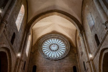 Fossanova Manastırı, Priverno belediyesinde yer almaktadır. Görkemli zarafeti ve sağlam yapısıyla Manastır, Kilisesi mimarisinin gerçek bir mücevherini temsil ediyor..