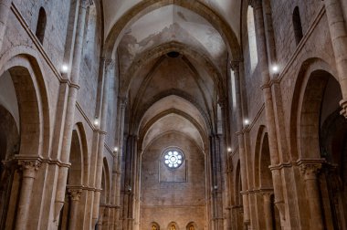 Fossanova Manastırı, Priverno belediyesinde yer almaktadır. Görkemli zarafeti ve sağlam yapısıyla Manastır, Kilisesi mimarisinin gerçek bir mücevherini temsil ediyor..
