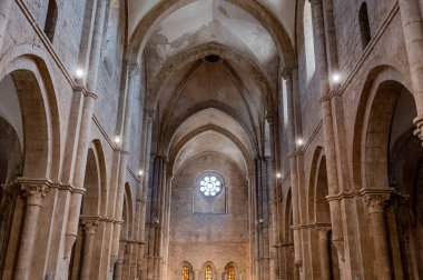 Fossanova Manastırı, Priverno belediyesinde yer almaktadır. Görkemli zarafeti ve sağlam yapısıyla Manastır, Kilisesi mimarisinin gerçek bir mücevherini temsil ediyor..