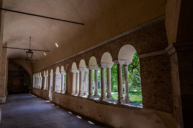 Fossanova Manastırı, Priverno belediyesinde yer almaktadır. Görkemli zarafeti ve sağlam yapısıyla Manastır, Kilisesi mimarisinin gerçek bir mücevherini temsil ediyor..