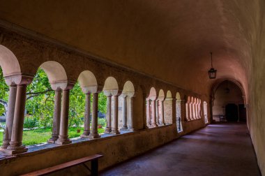 Fossanova Manastırı, Priverno belediyesinde yer almaktadır. Görkemli zarafeti ve sağlam yapısıyla Manastır, Kilisesi mimarisinin gerçek bir mücevherini temsil ediyor..