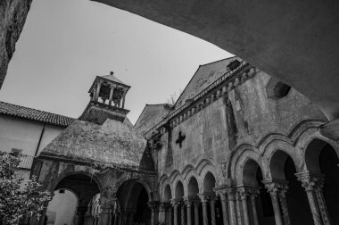 Fossanova Manastırı, Priverno belediyesinde yer almaktadır. Görkemli zarafeti ve sağlam yapısıyla Manastır, Kilisesi mimarisinin gerçek bir mücevherini temsil ediyor..