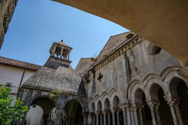 Fossanova Manastırı, Priverno belediyesinde yer almaktadır. Görkemli zarafeti ve sağlam yapısıyla Manastır, Kilisesi mimarisinin gerçek bir mücevherini temsil ediyor..
