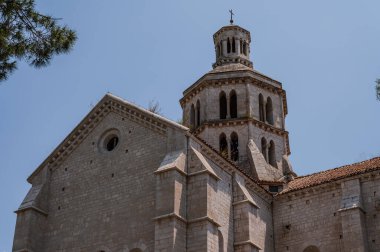 Fossanova Manastırı, Priverno belediyesinde yer almaktadır. Görkemli zarafeti ve sağlam yapısıyla Manastır, Kilisesi mimarisinin gerçek bir mücevherini temsil ediyor..