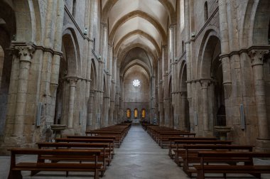 Fossanova Manastırı, Priverno belediyesinde yer almaktadır. Görkemli zarafeti ve sağlam yapısıyla Manastır, Kilisesi mimarisinin gerçek bir mücevherini temsil ediyor..