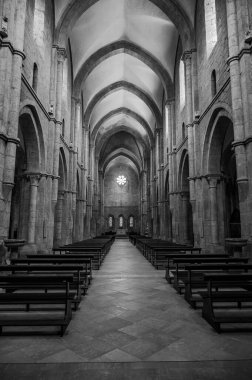 Fossanova Manastırı, Priverno belediyesinde yer almaktadır. Görkemli zarafeti ve sağlam yapısıyla Manastır, Kilisesi mimarisinin gerçek bir mücevherini temsil ediyor..