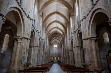 Fossanova Manastırı, Priverno belediyesinde yer almaktadır. Görkemli zarafeti ve sağlam yapısıyla Manastır, Kilisesi mimarisinin gerçek bir mücevherini temsil ediyor..