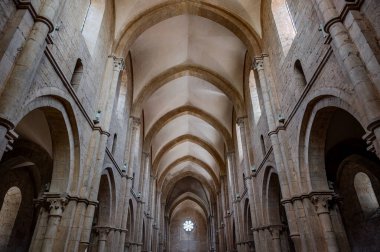Fossanova Manastırı, Priverno belediyesinde yer almaktadır. Görkemli zarafeti ve sağlam yapısıyla Manastır, Kilisesi mimarisinin gerçek bir mücevherini temsil ediyor..