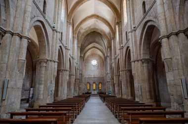 Fossanova Manastırı, Priverno belediyesinde yer almaktadır. Görkemli zarafeti ve sağlam yapısıyla Manastır, Kilisesi mimarisinin gerçek bir mücevherini temsil ediyor..