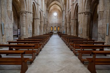 Fossanova Manastırı, Priverno belediyesinde yer almaktadır. Görkemli zarafeti ve sağlam yapısıyla Manastır, Kilisesi mimarisinin gerçek bir mücevherini temsil ediyor..